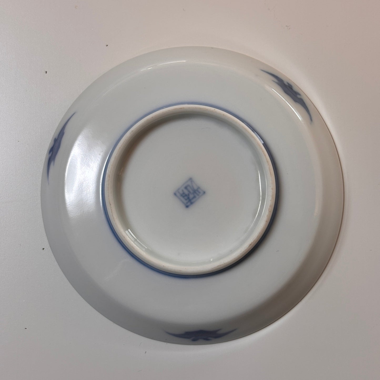 余白に松を描く 淡色染付小皿 - Kotto Shop