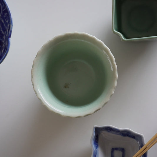 縁が波打つ淡い青磁の小鉢 - Kotto Shop