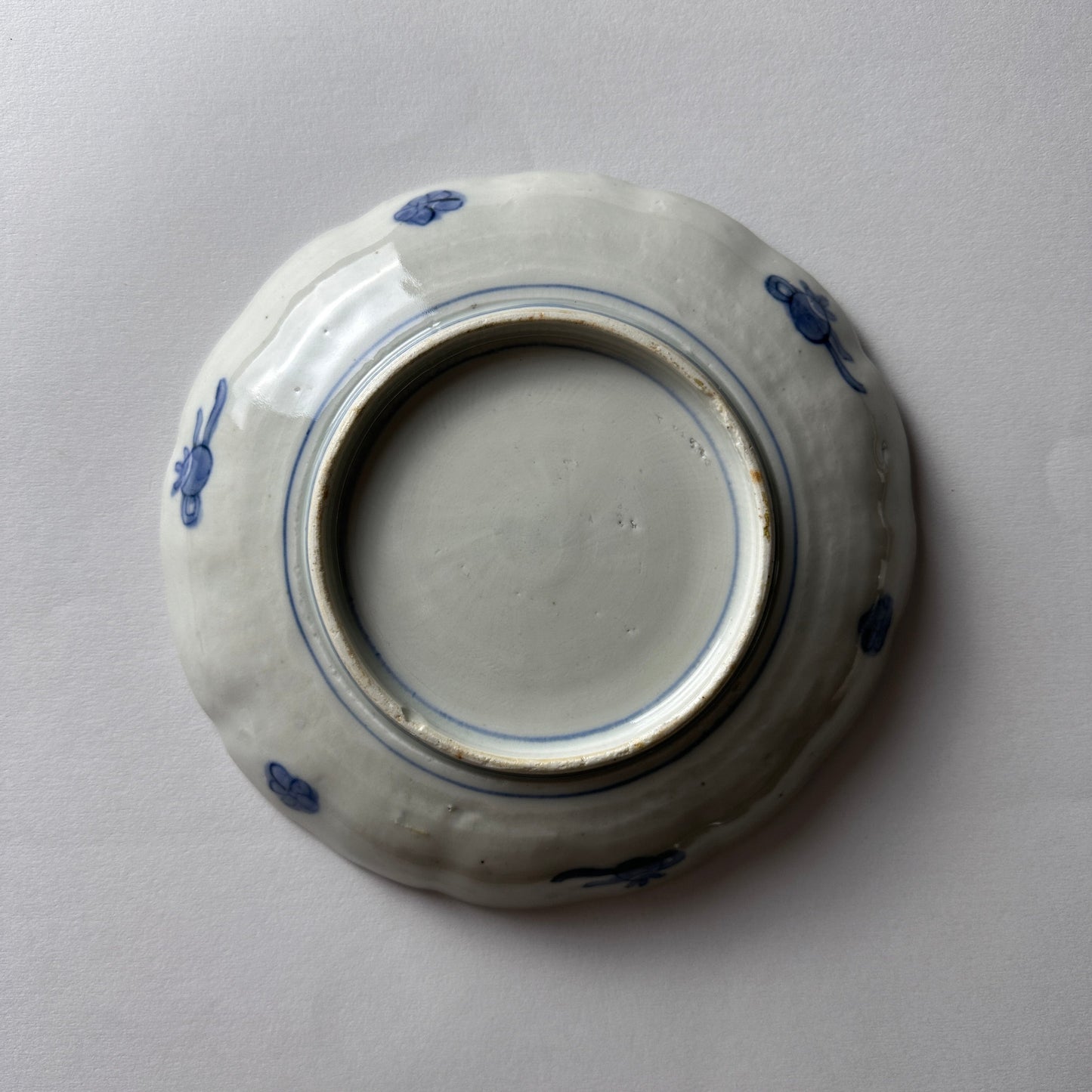 華やかさと奥行きのある色絵の輪花皿 - Kotto Shop