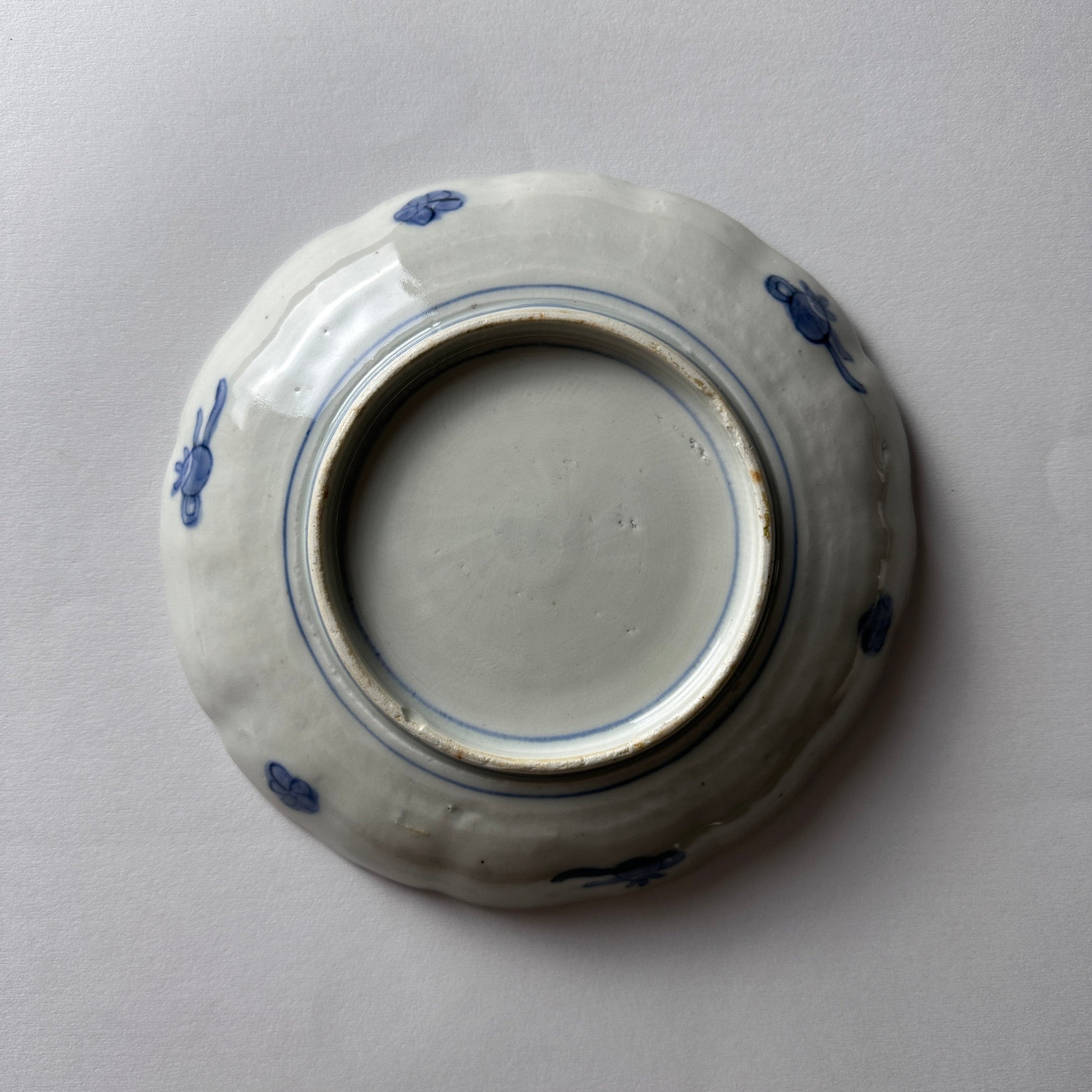 華やかさと奥行きのある色絵の輪花皿 - Kotto Shop