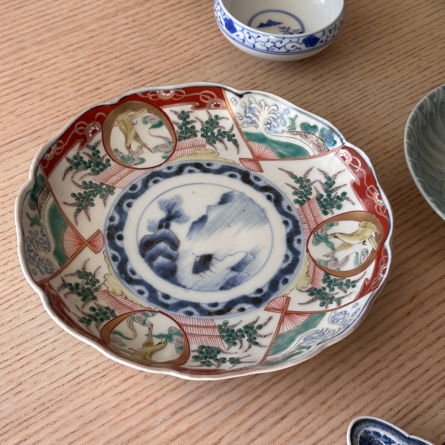 華やかさと奥行きのある色絵の輪花皿 - Kotto Shop