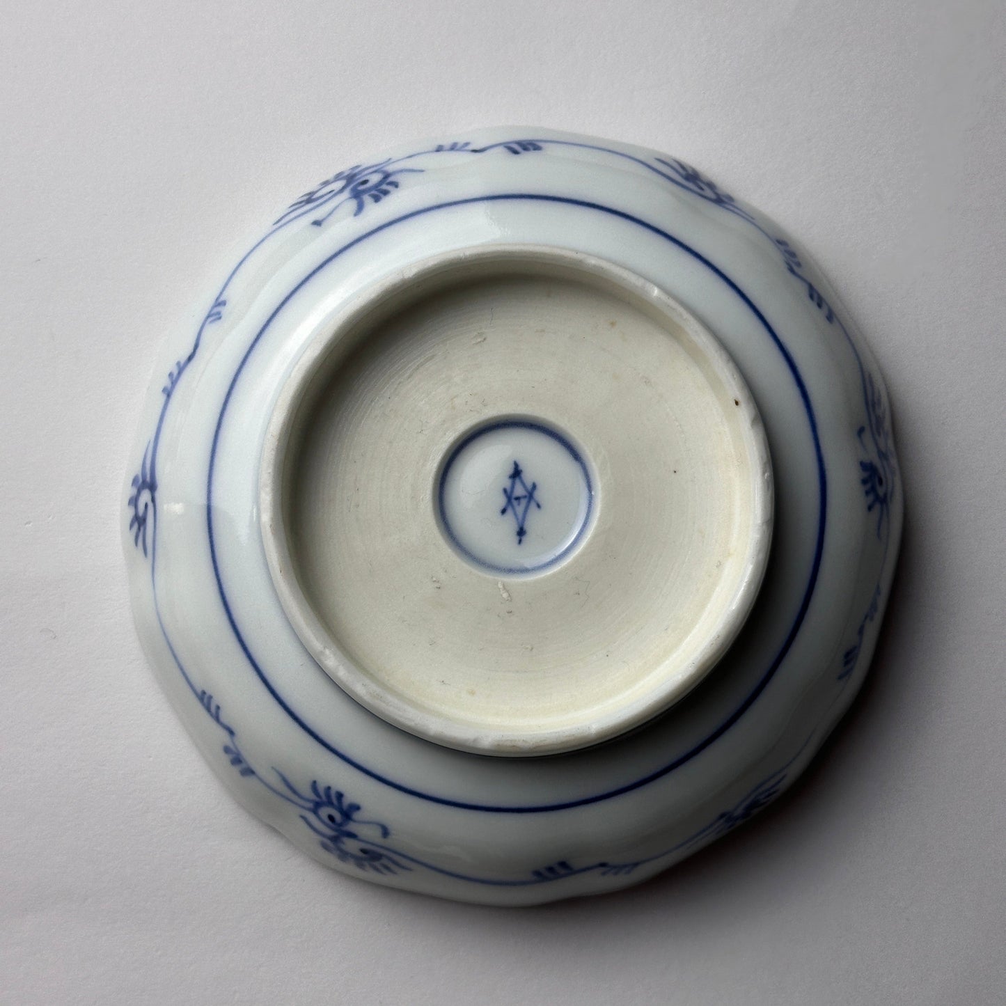 時を刻む、染付風景文の輪花皿 - Kotto Shop