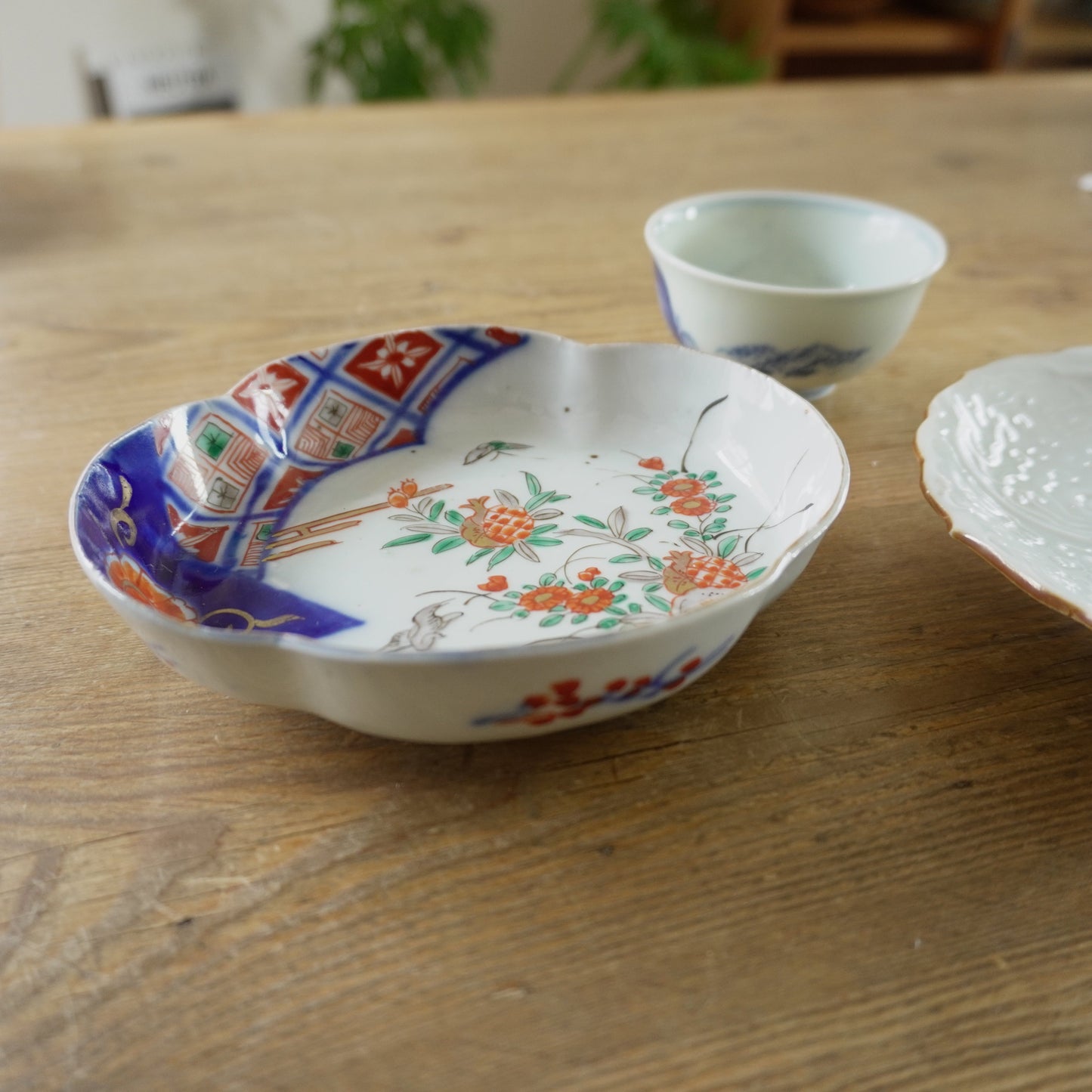 丸い花籠文の変形皿 - Kotto Shop