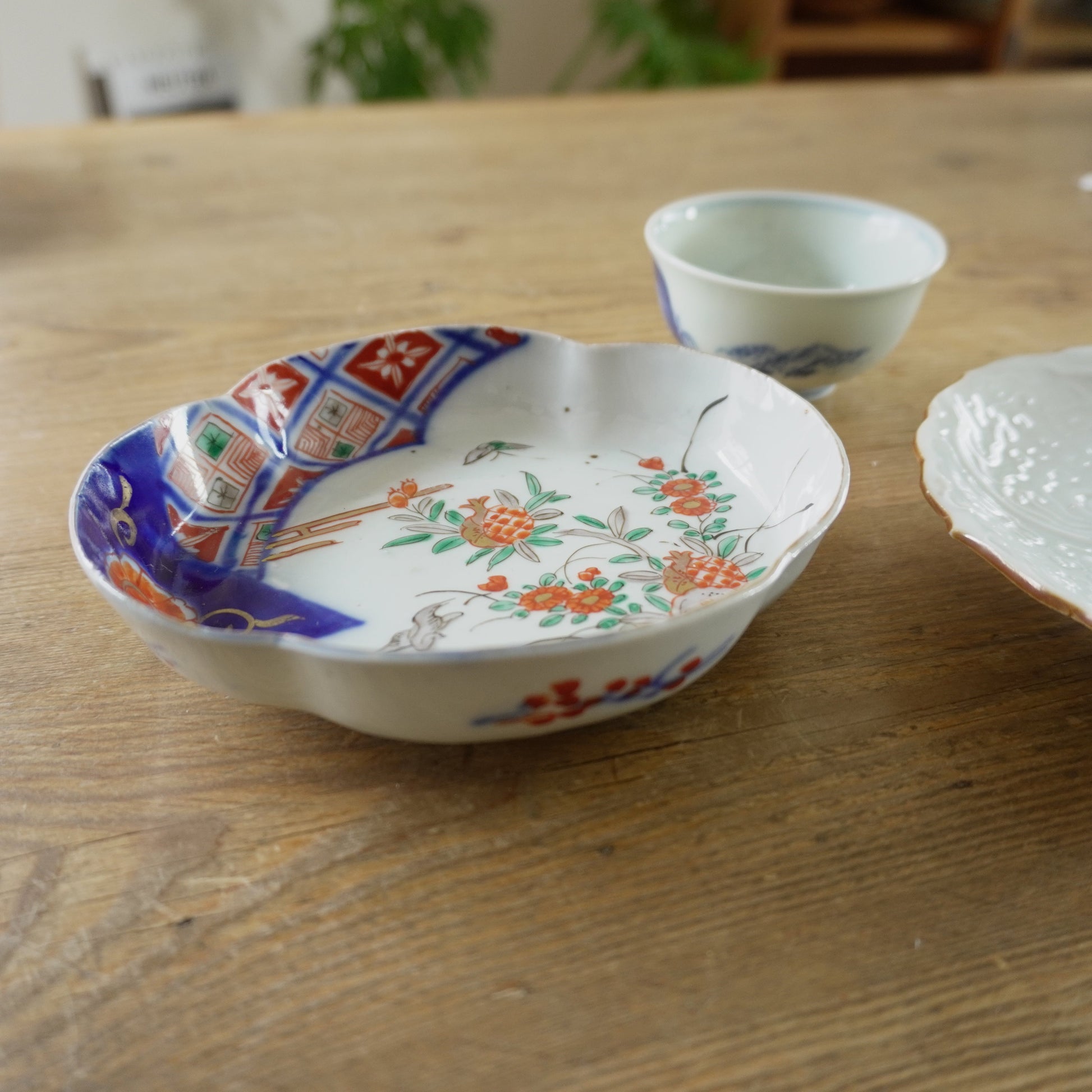 丸い花籠文の変形皿 - Kotto Shop