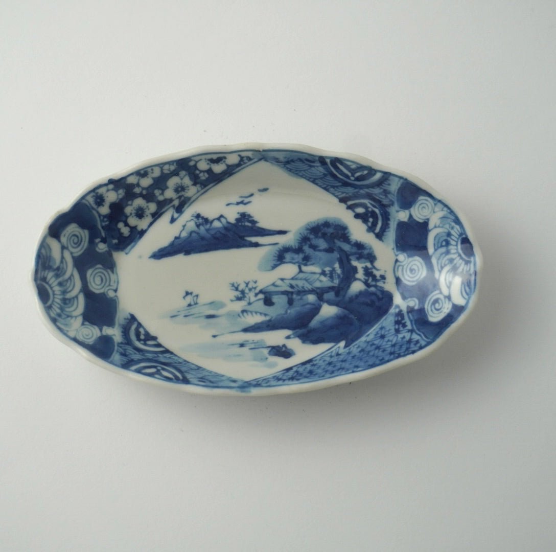 静けさをたたえる、藍の風景楕円皿 - Kotto Shop
