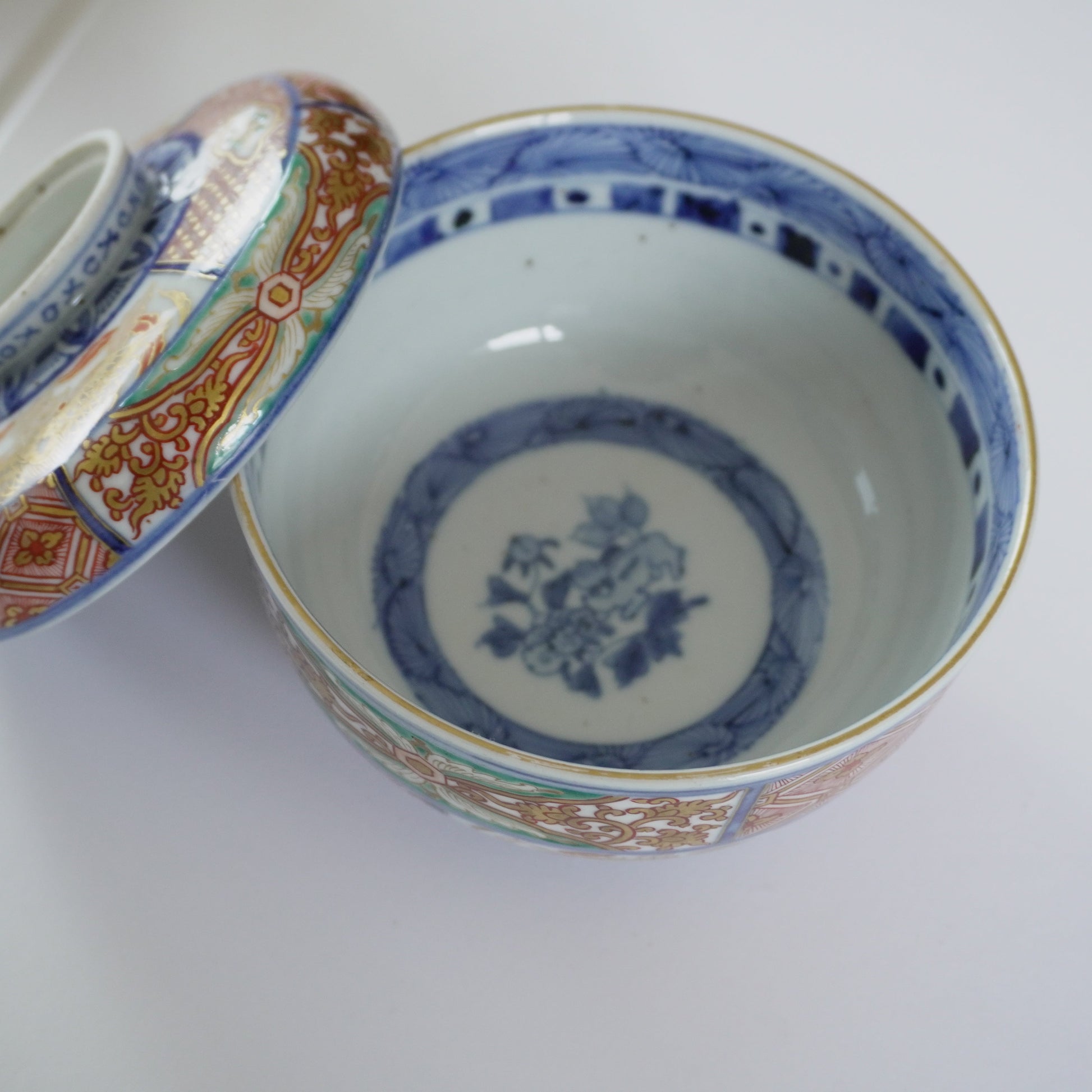 食卓を彩る色絵蓋付茶碗 - Kotto Shop