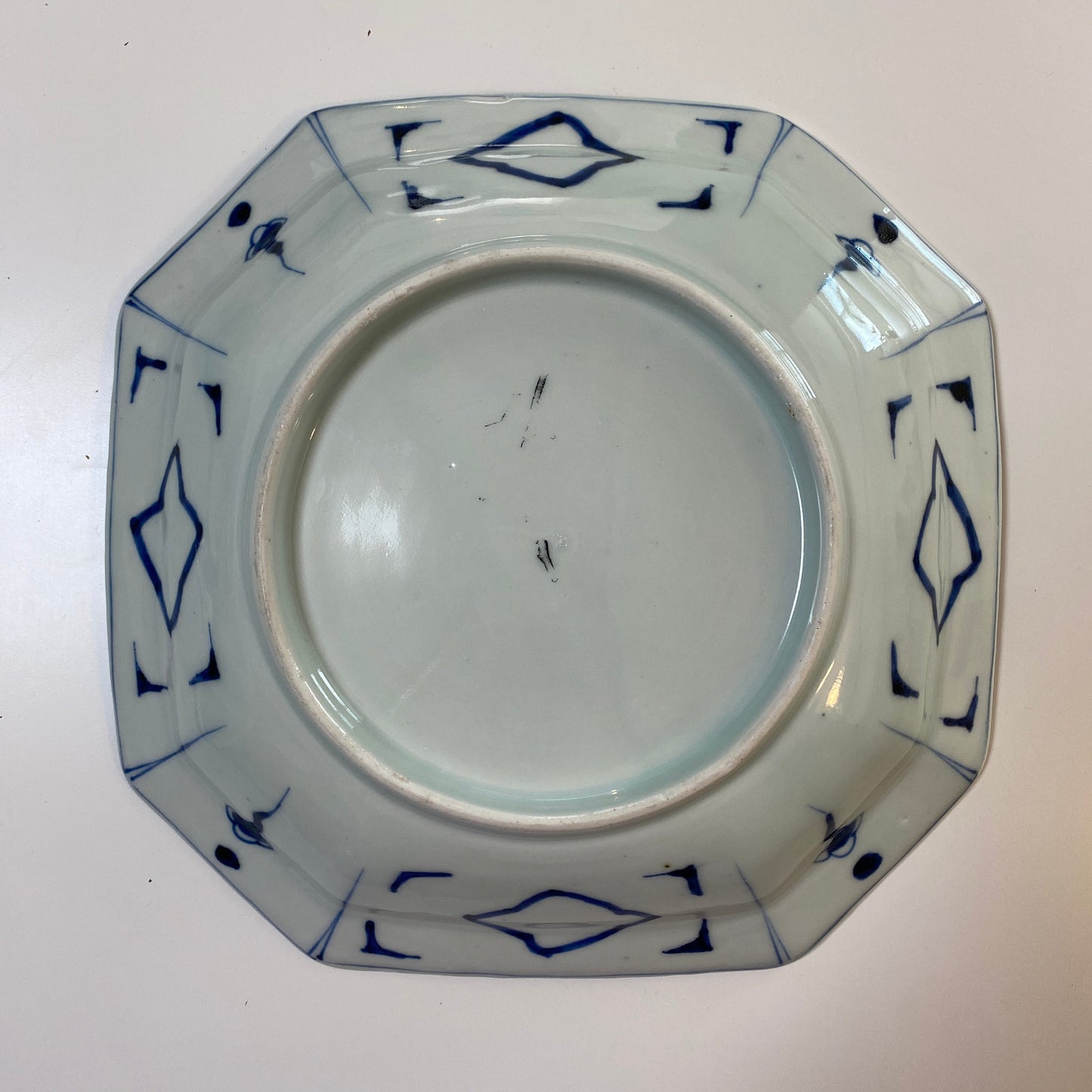 舞う蝶と牡丹が食卓を華やがせる、染付の八角皿 - Kotto Shop