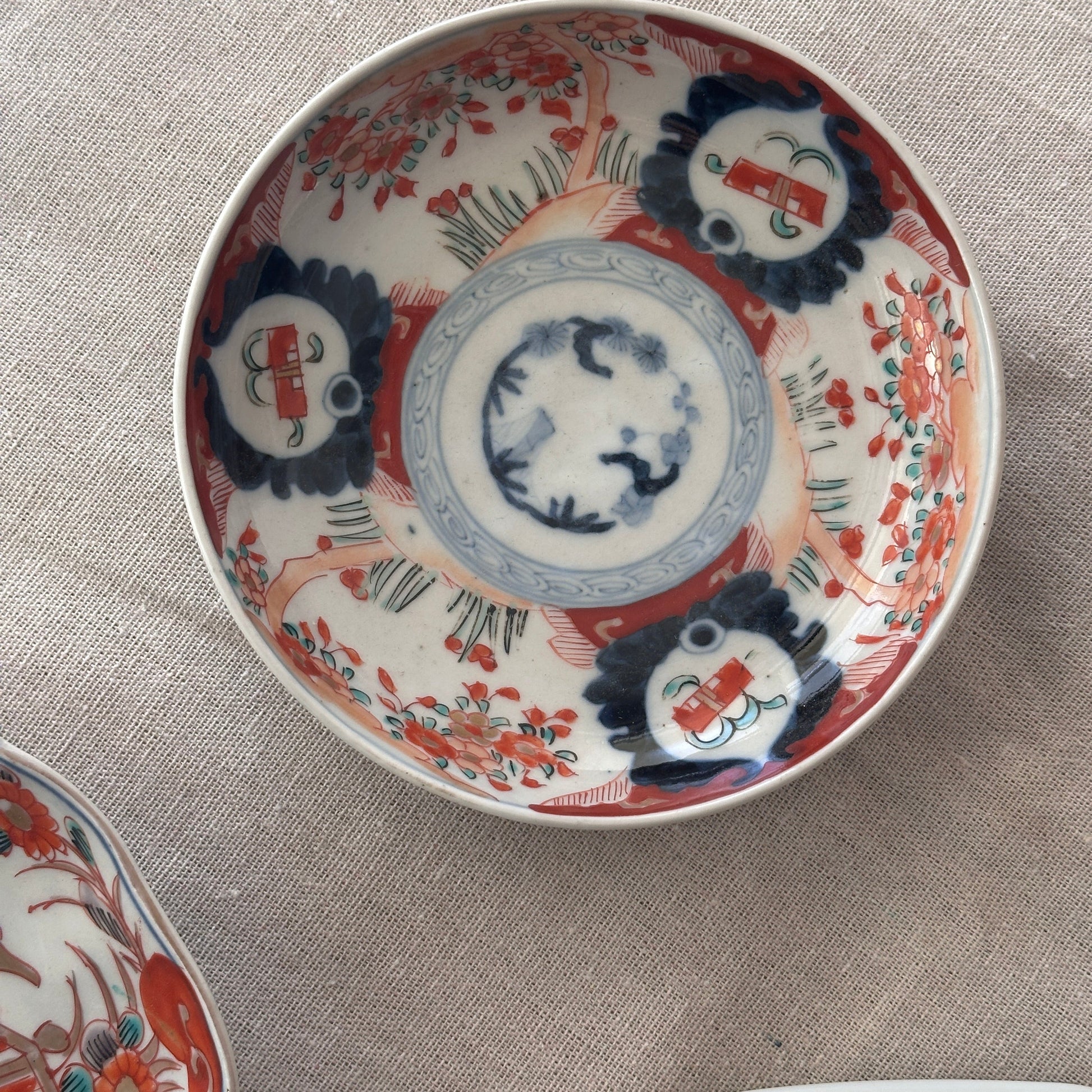 柔らかな色味の可愛らしい明治伊万里中皿 - Kotto Shop