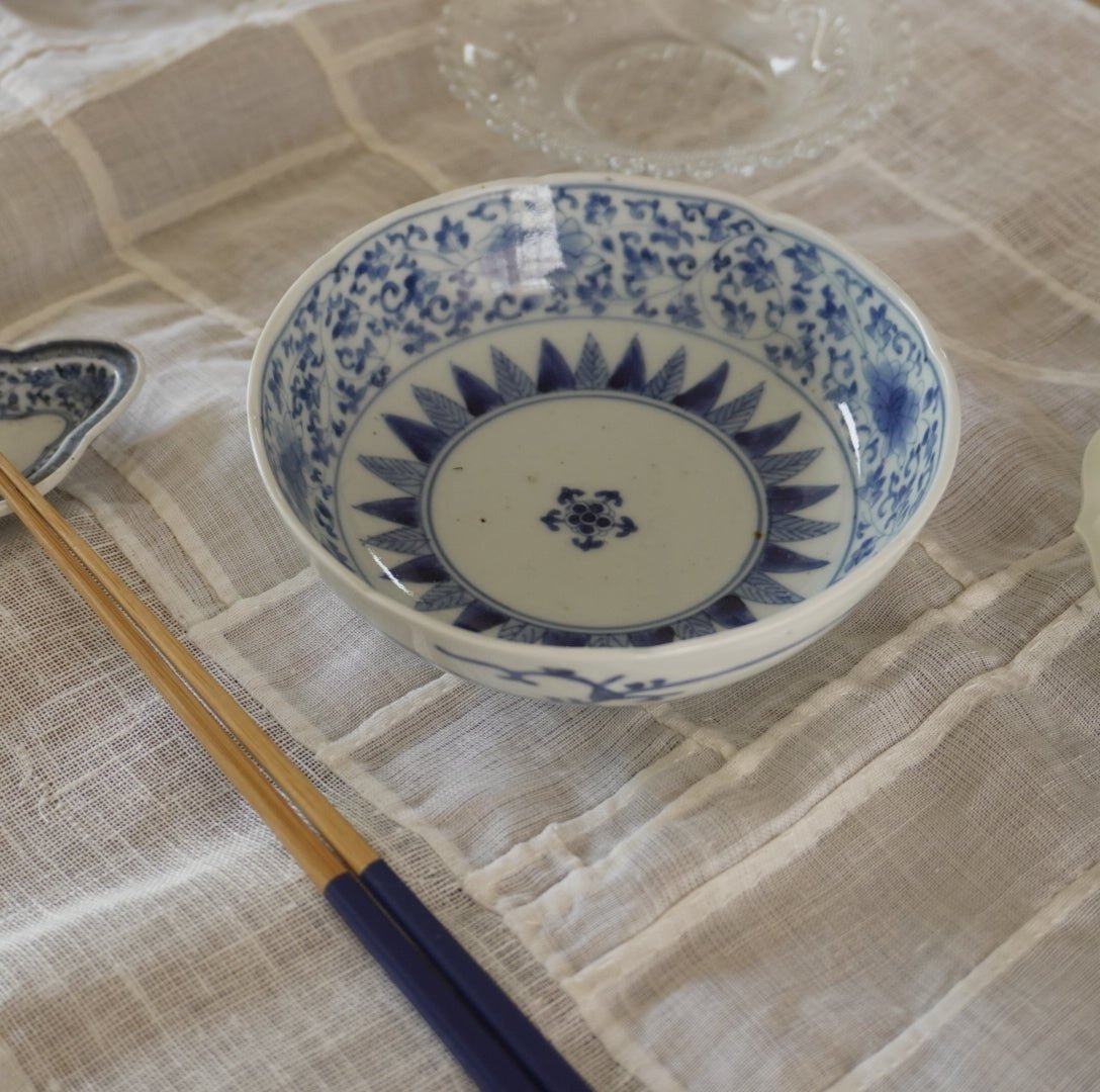 静かな華やぎ 古伊万里 花唐草のなます皿 - Kotto Shop