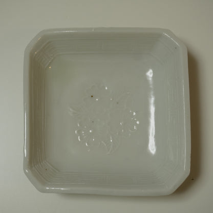 可愛らしい小花咲く白磁豆皿