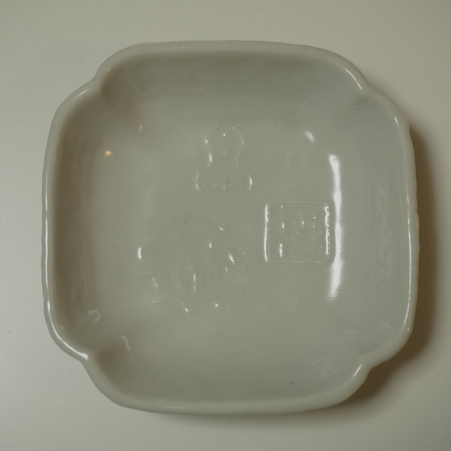 宝尽くしの白磁豆皿