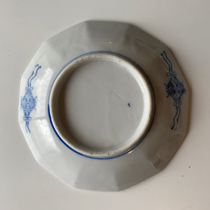 藍色の麒麟が佇む角平皿