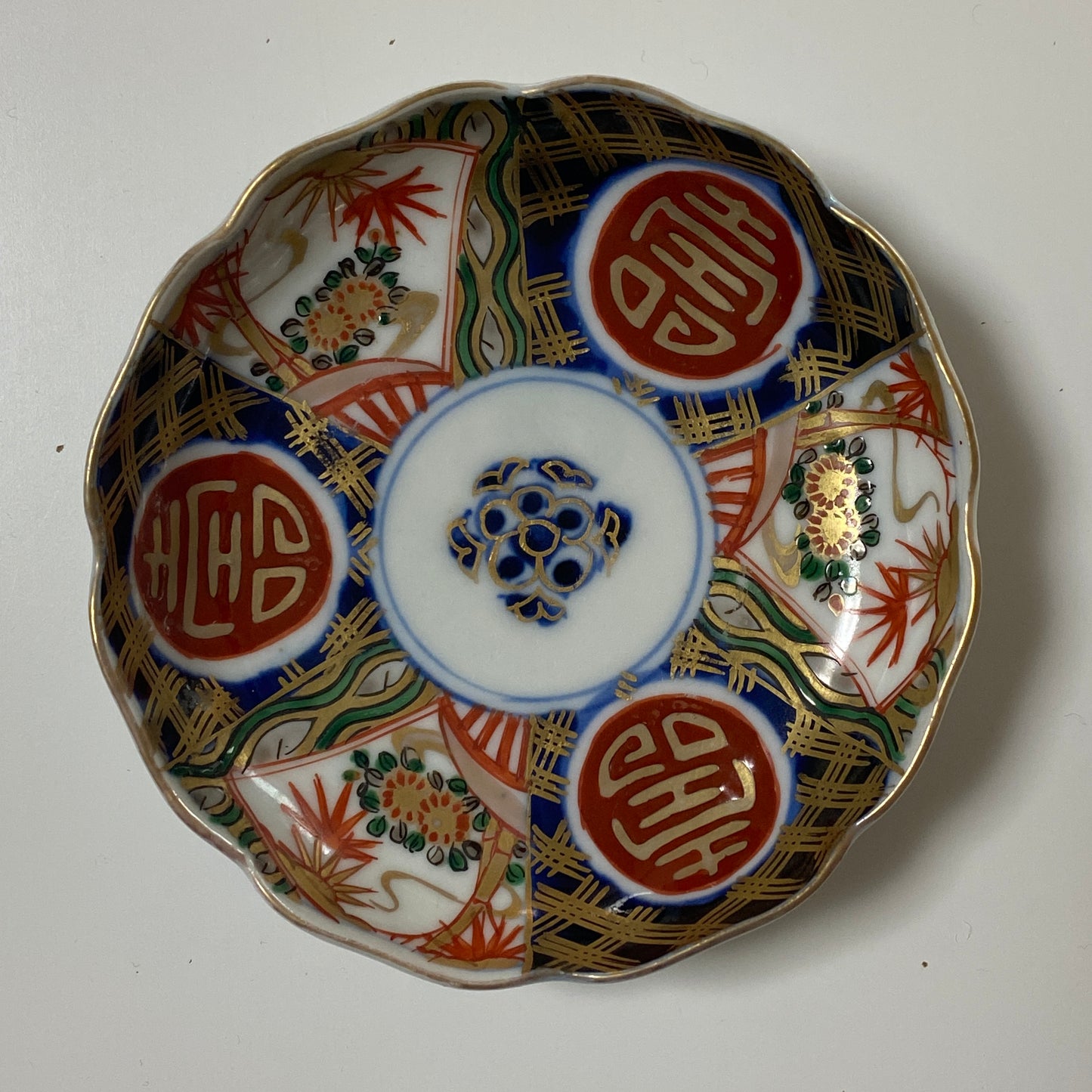 吉祥紋が華やぐ、色絵小皿