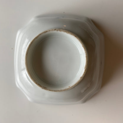 手のひらに収まる藍の染付小鉢