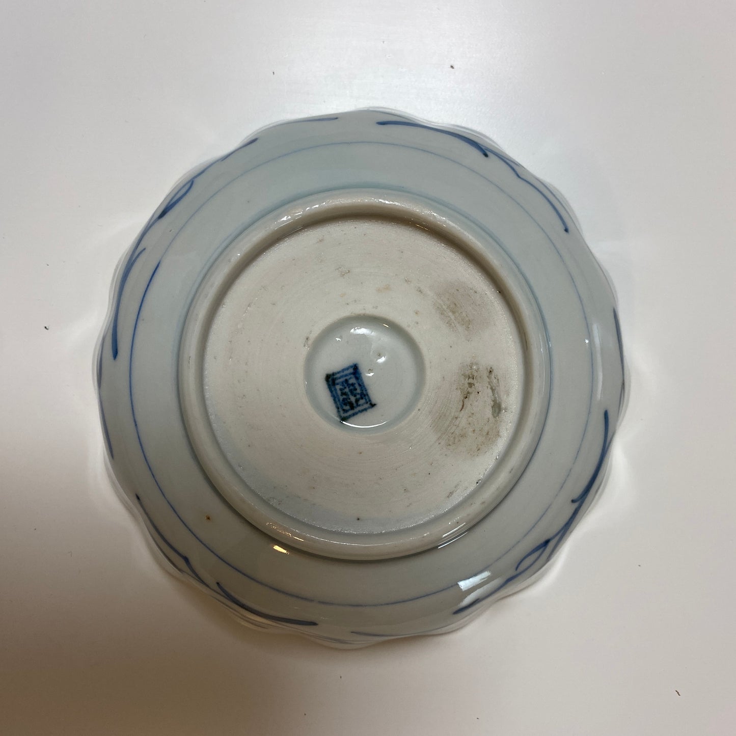 レースのような線描き輪花皿