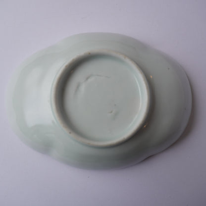 龍と茶色の縁の陽刻染付け小皿