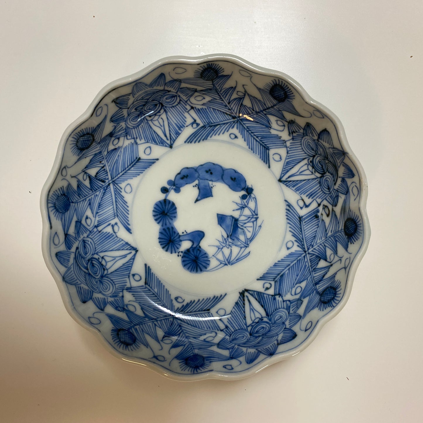 レースのような線描き輪花皿