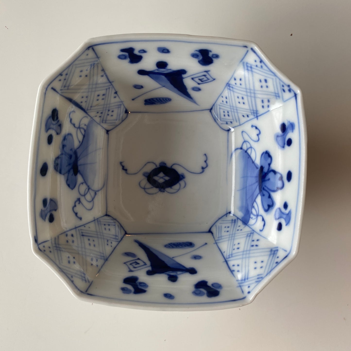手のひらに収まる藍の染付小鉢