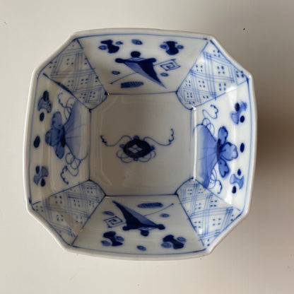 手のひらに収まる藍の染付小鉢