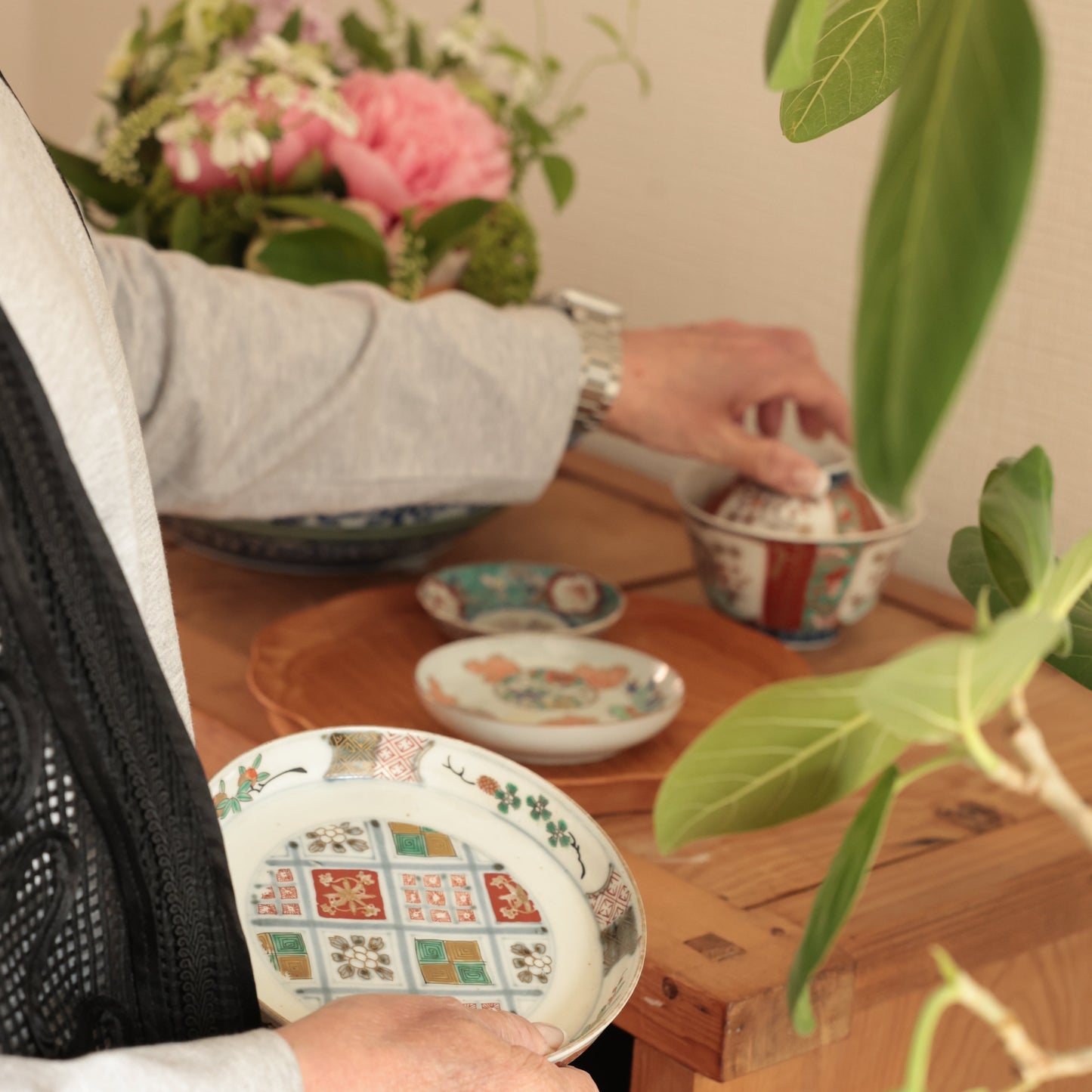 季節を縁取る淡色の絵皿