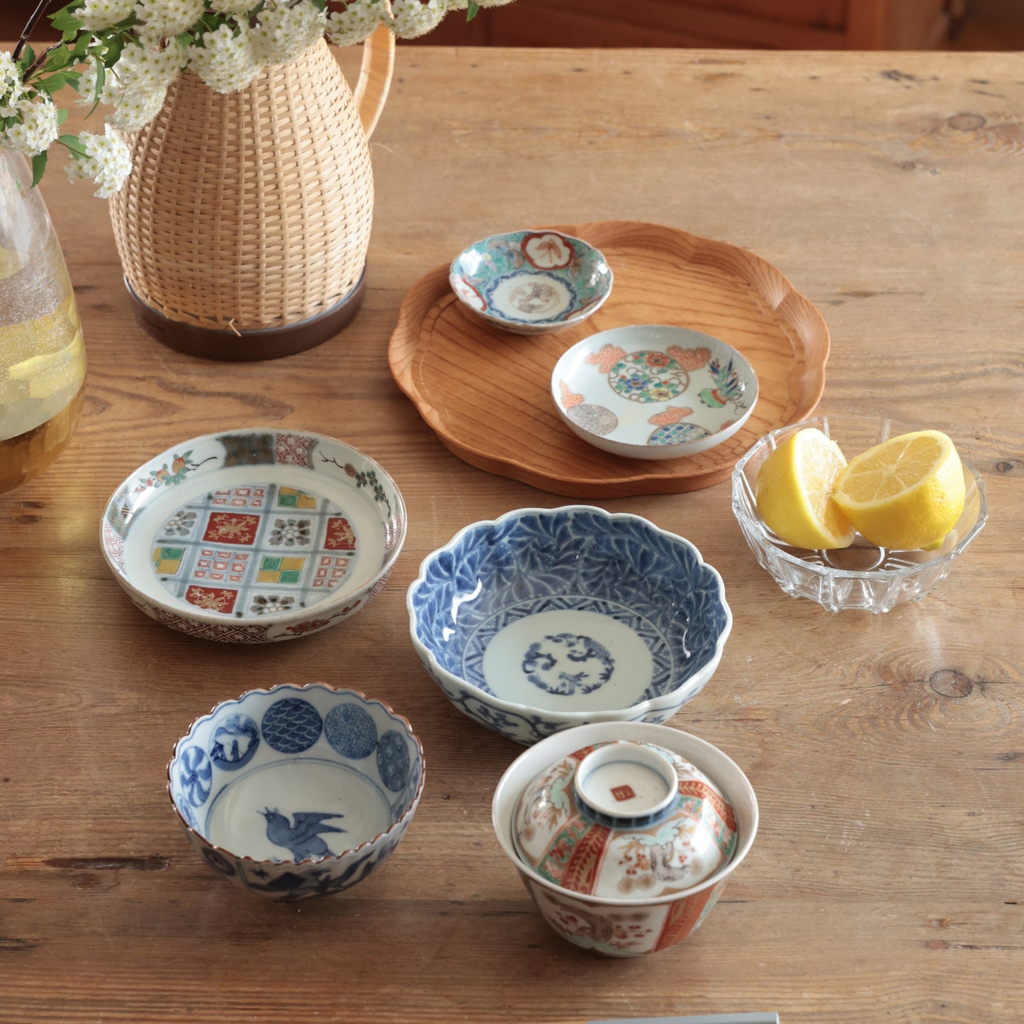 季節を縁取る淡色の絵皿