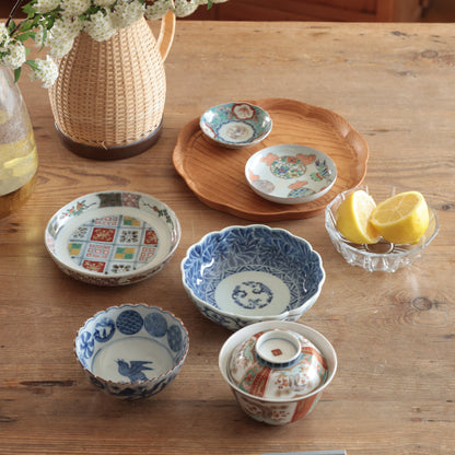 季節を縁取る淡色の絵皿