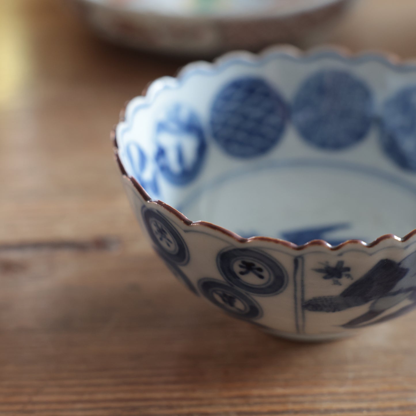 鳥が舞う爽やか輪花染付小鉢