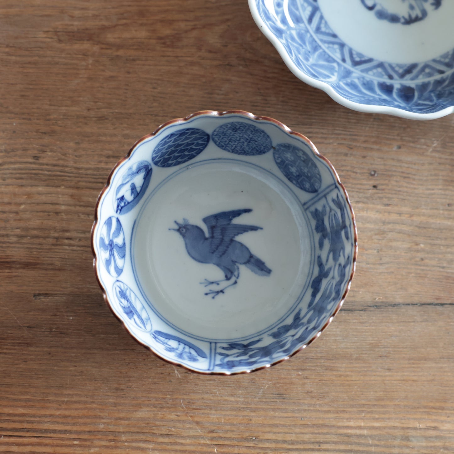 鳥が舞う爽やか輪花染付小鉢