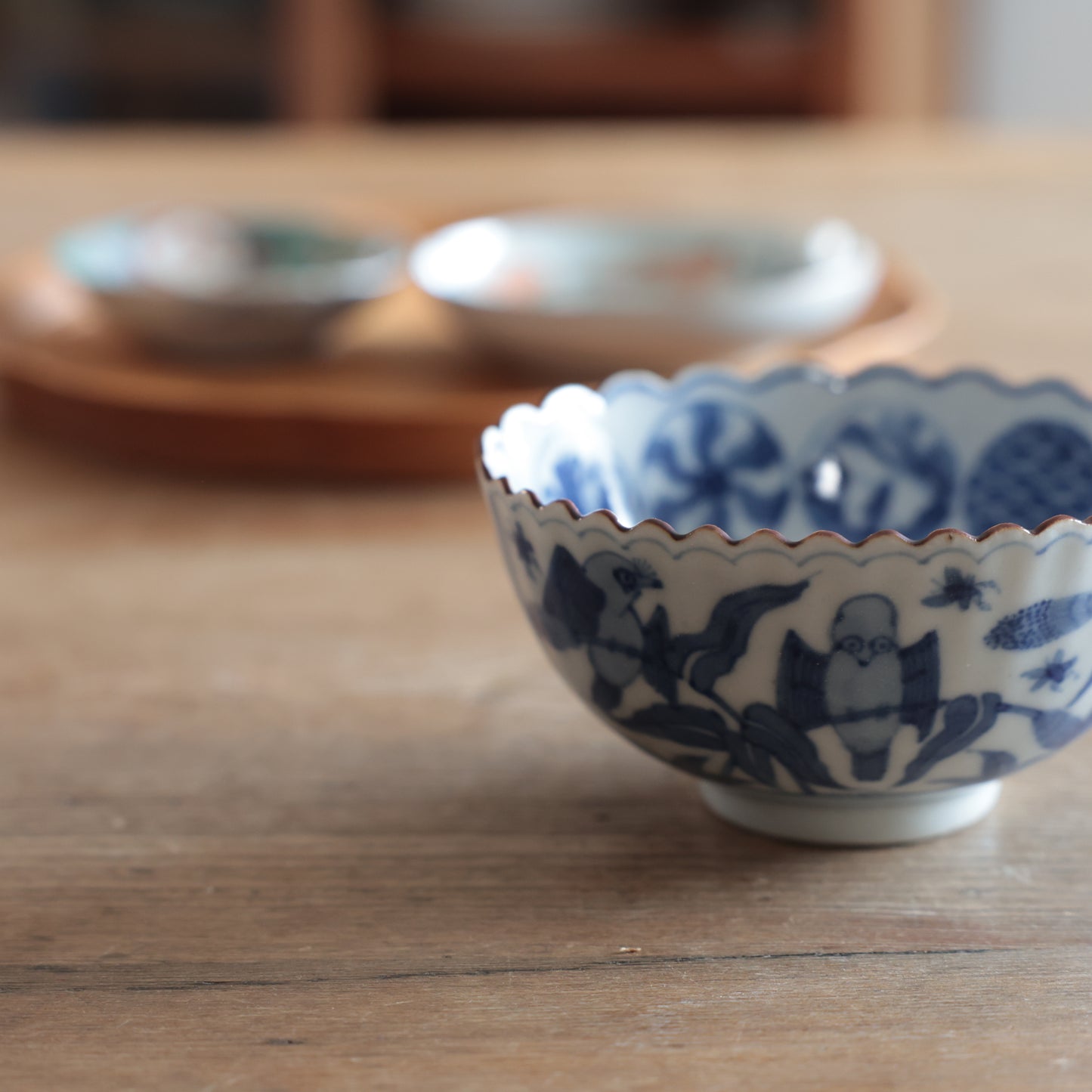 鳥が舞う爽やか輪花染付小鉢