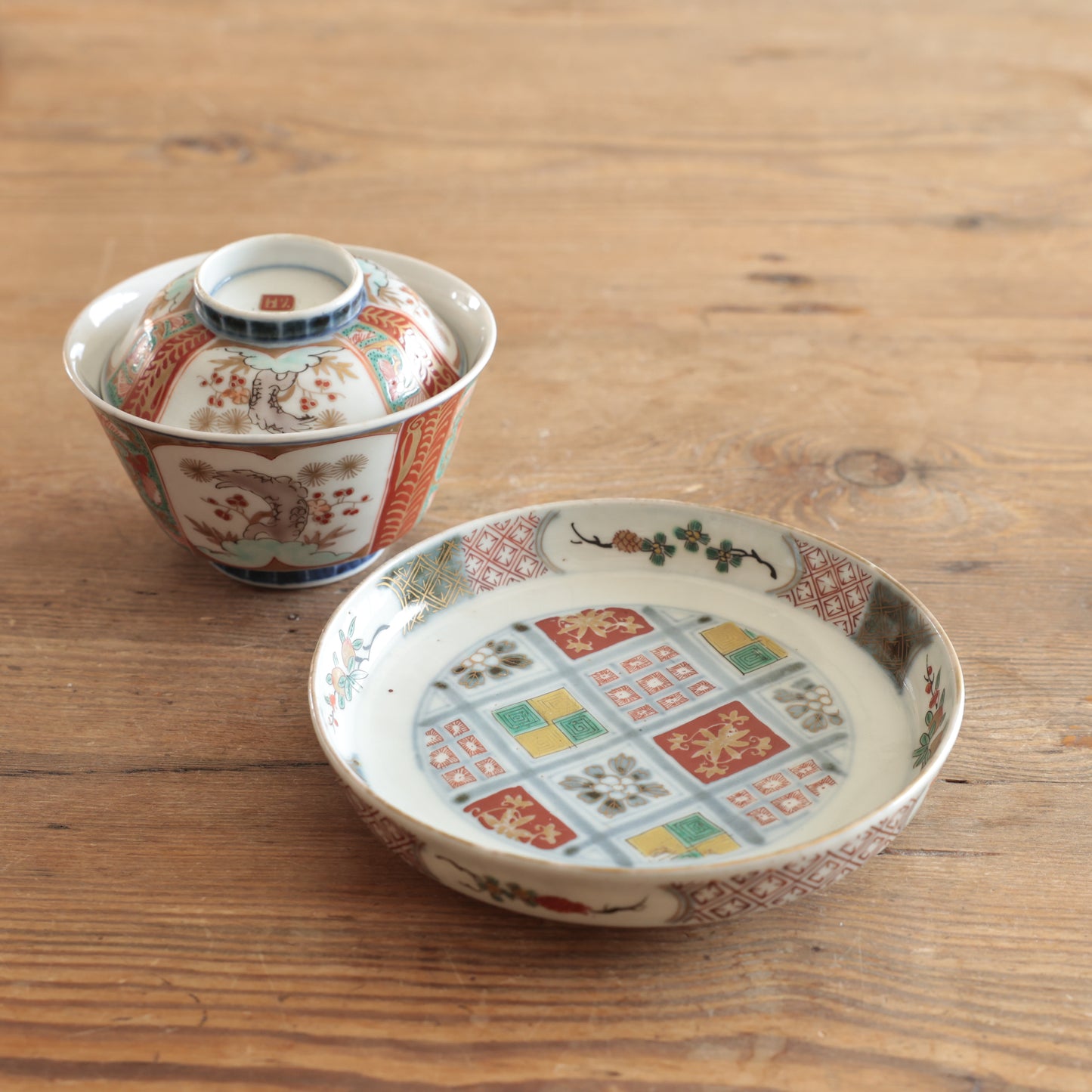 季節を縁取る淡色の絵皿