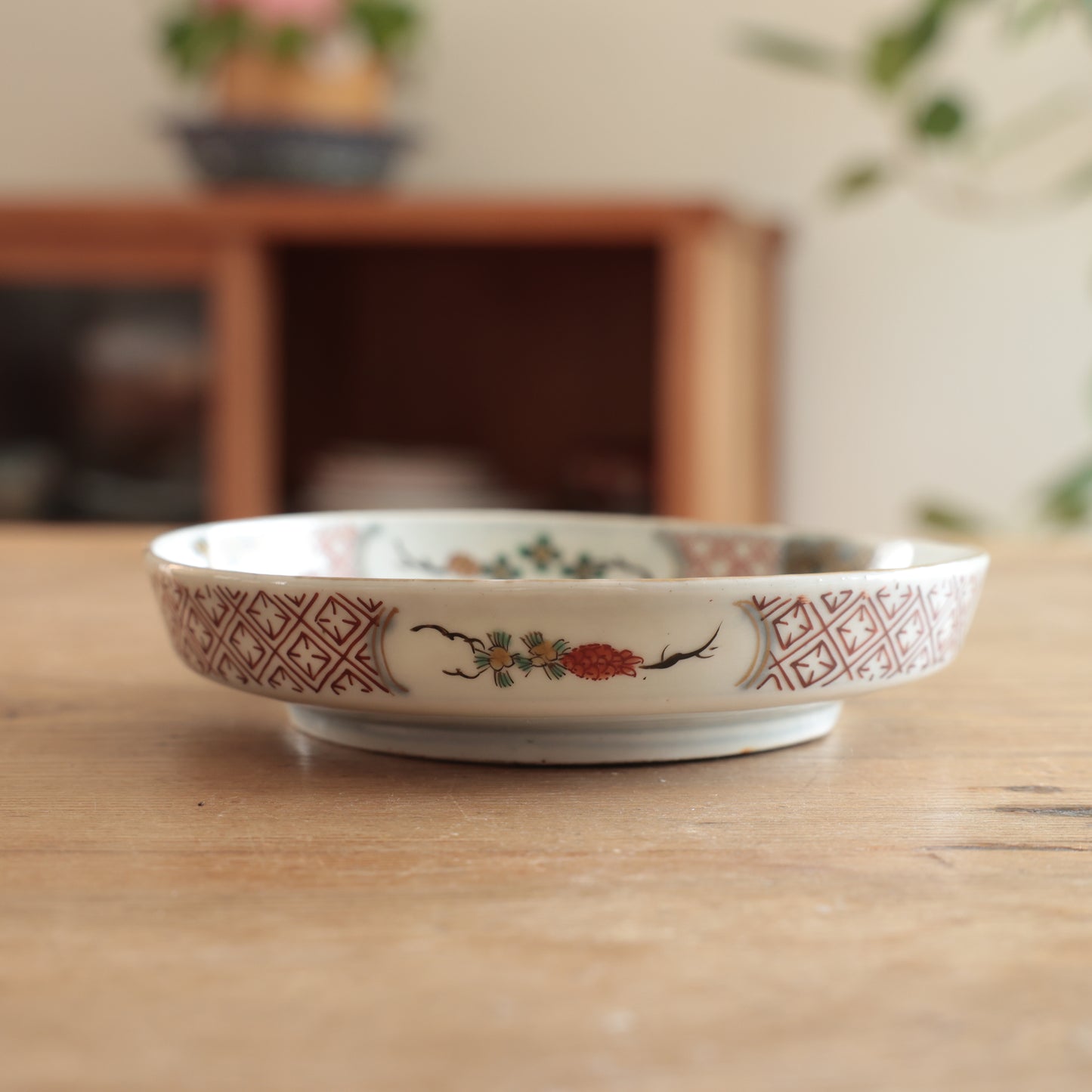 季節を縁取る淡色の絵皿