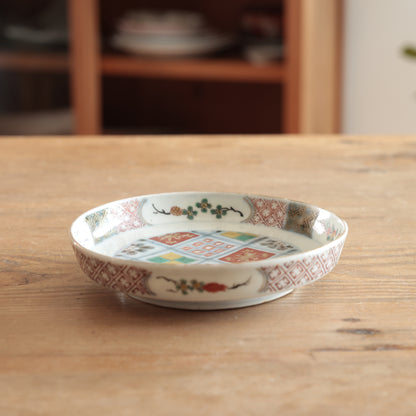 季節を縁取る淡色の絵皿