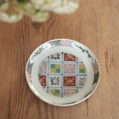 季節を縁取る淡色の絵皿