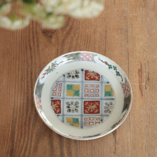 季節を縁取る淡色の絵皿