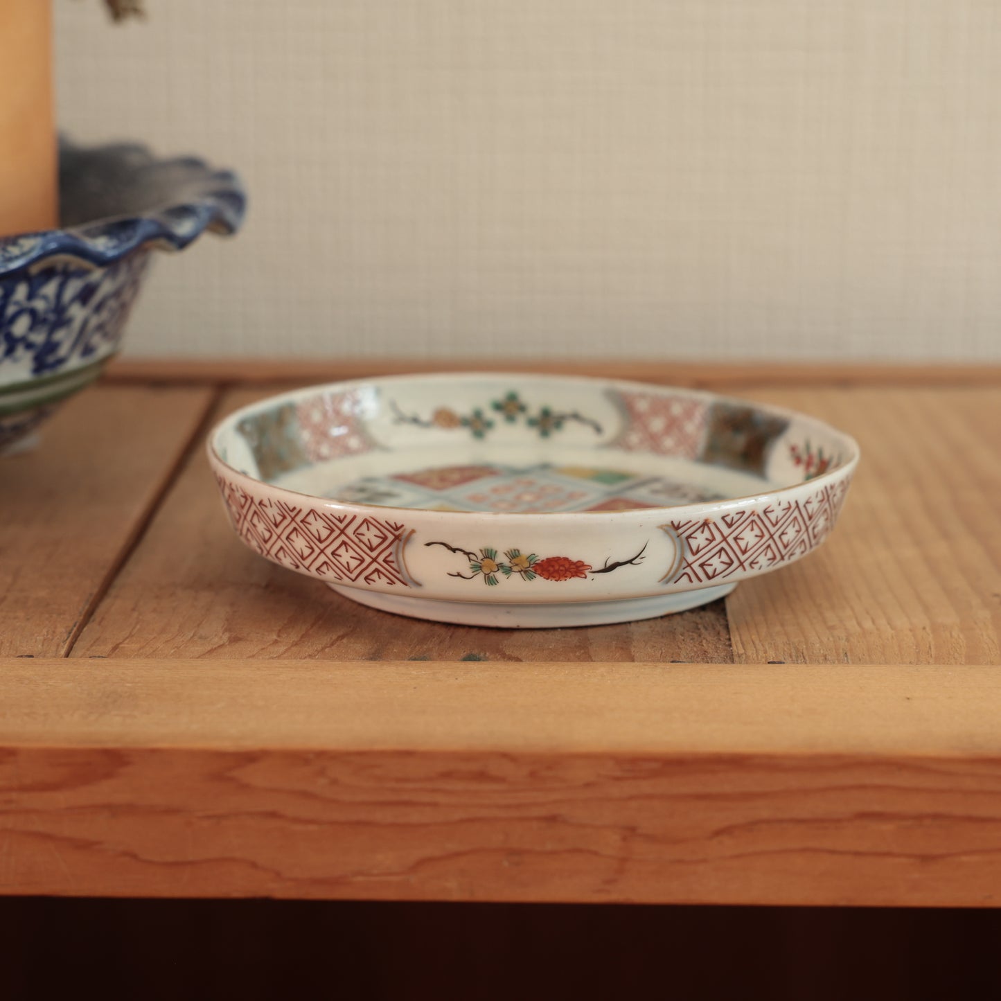 季節を縁取る淡色の絵皿