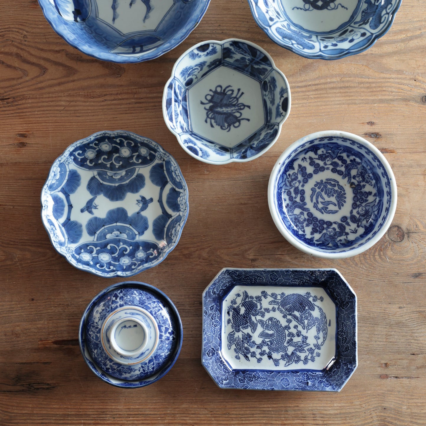 三匹の鯉踊る藍の角皿