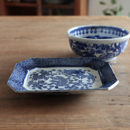 三匹の鯉踊る藍の角皿