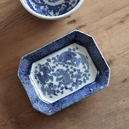 三匹の鯉踊る藍の角皿