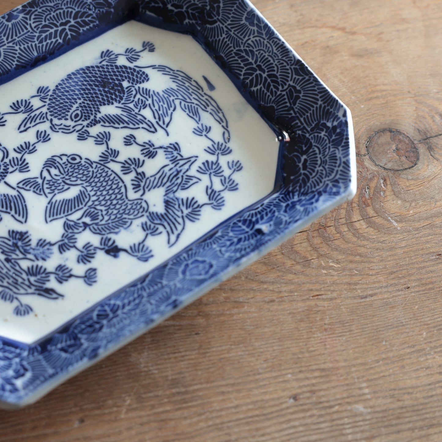 三匹の鯉踊る藍の角皿