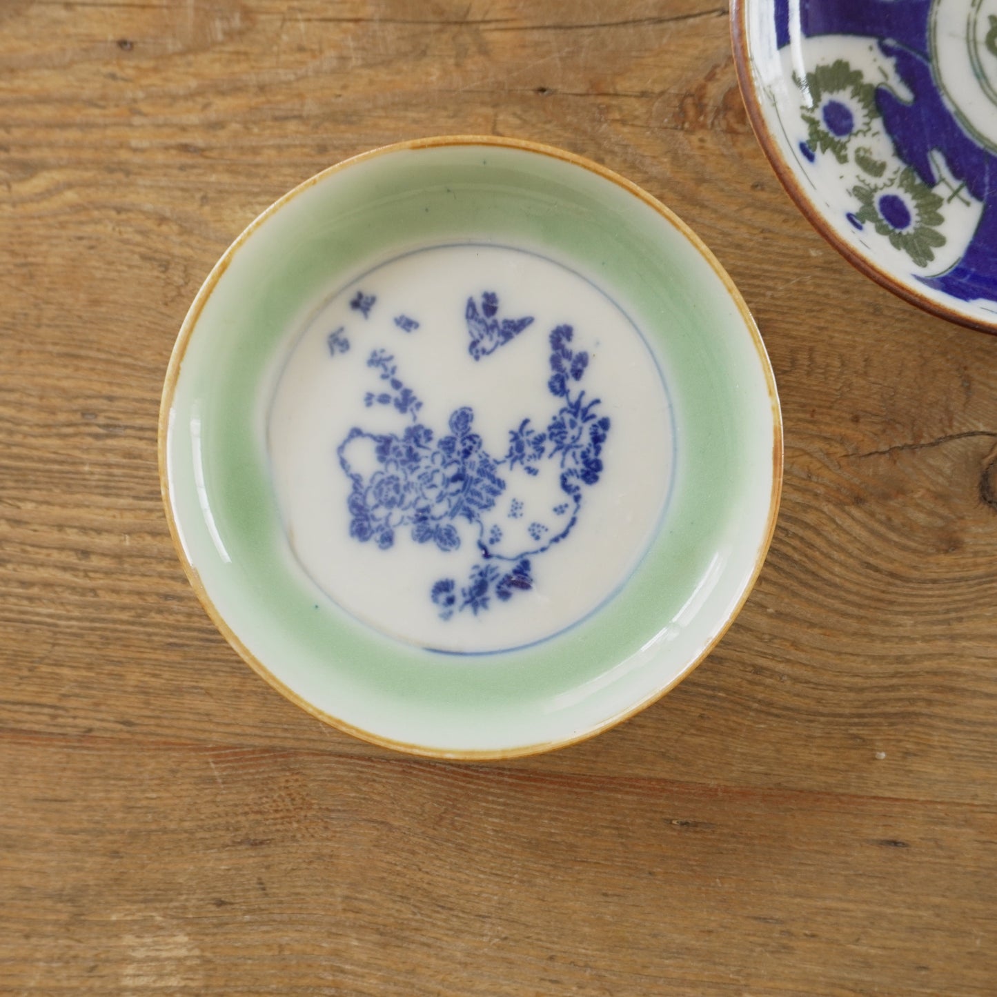 【2枚セット】淡い青磁と染付小皿 - Kotto Shop