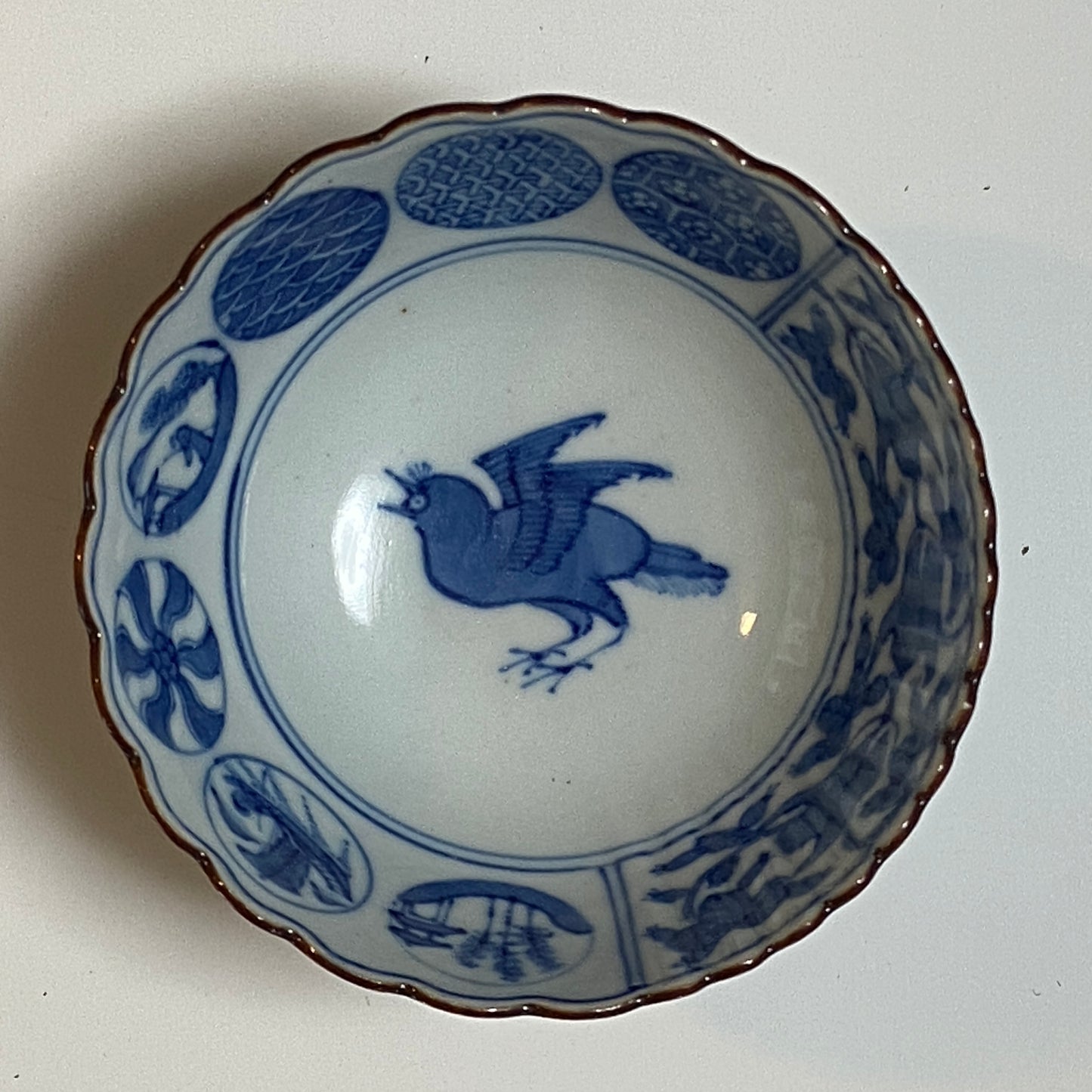 鳥が舞う爽やか輪花染付小鉢
