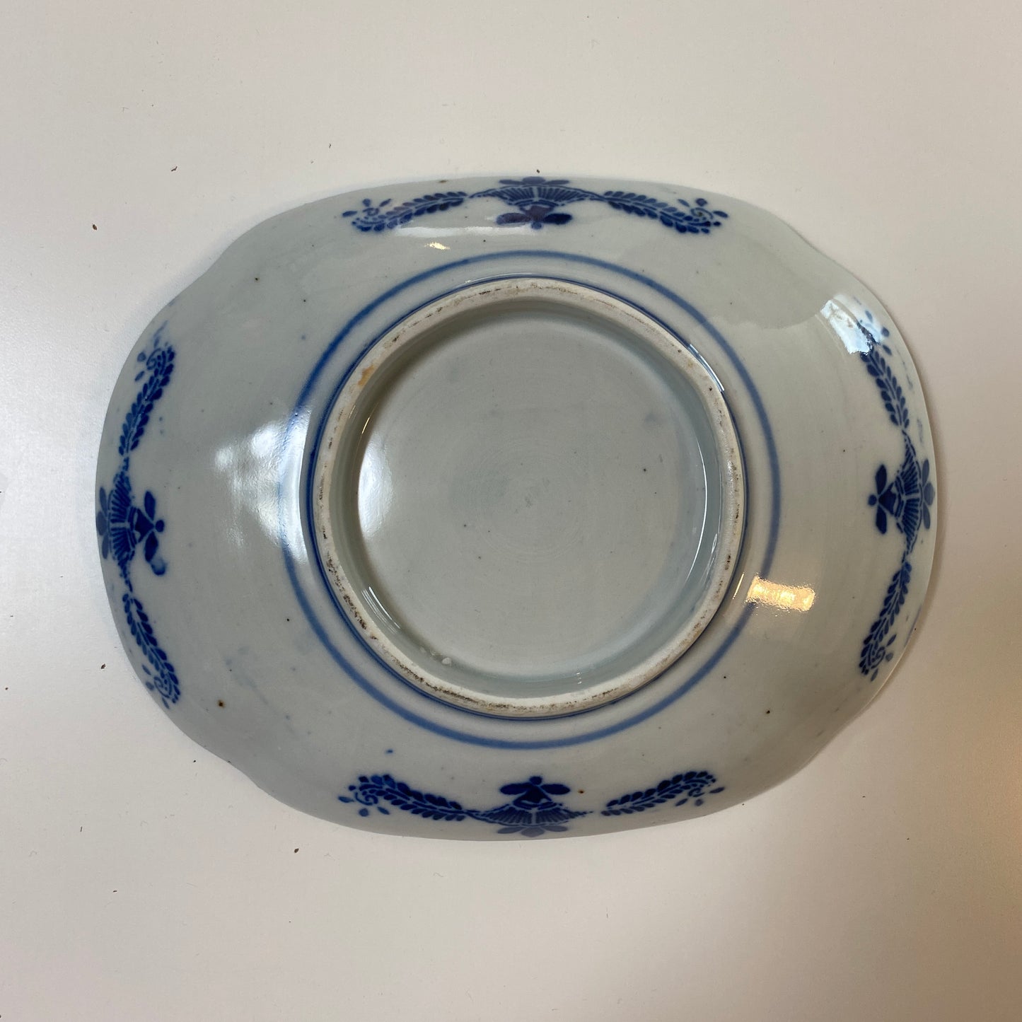 細やかな花々が料理を包み込む印判楕円皿