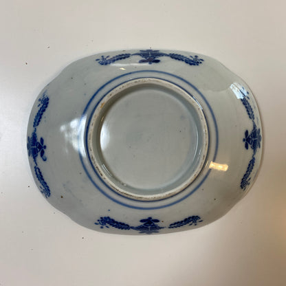 細やかな花々が料理を包み込む印判楕円皿