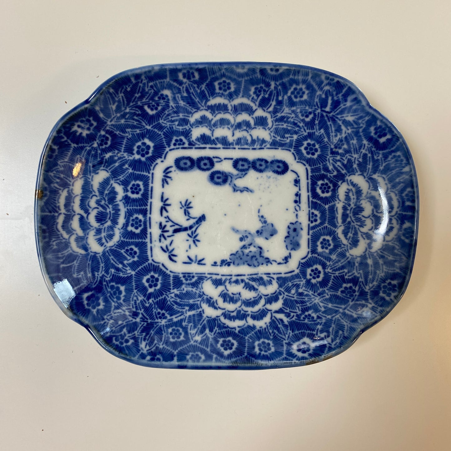 細やかな花々が料理を包み込む印判楕円皿