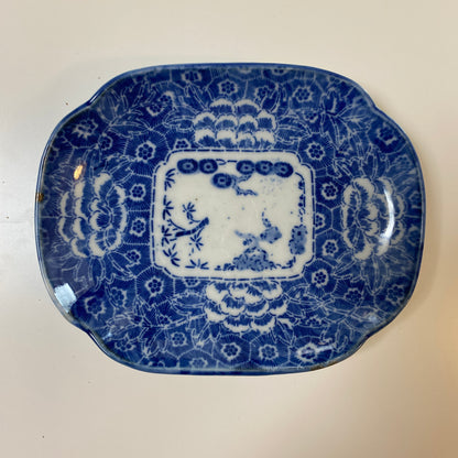 細やかな花々が料理を包み込む印判楕円皿