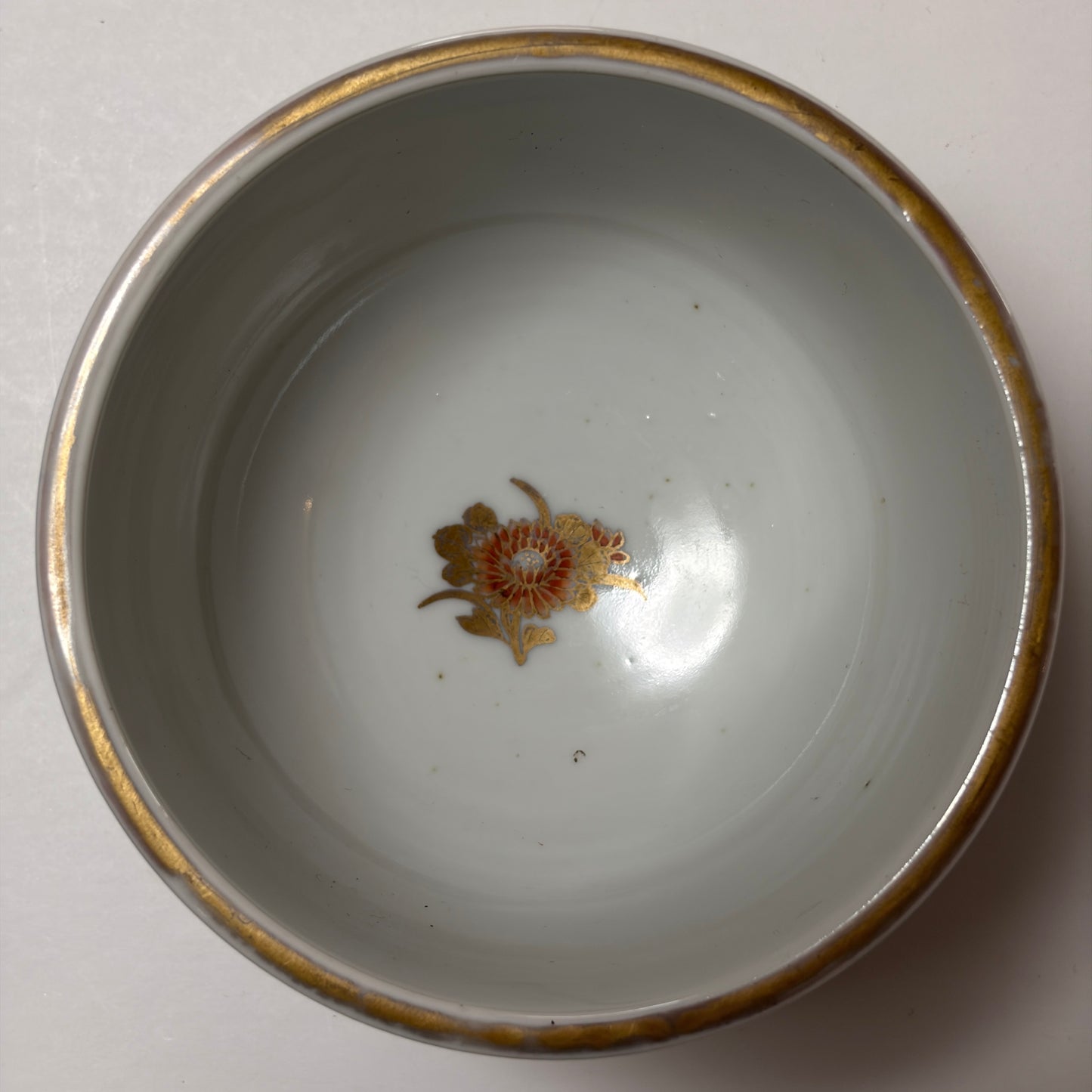 赤と金の菊が彩る香炉