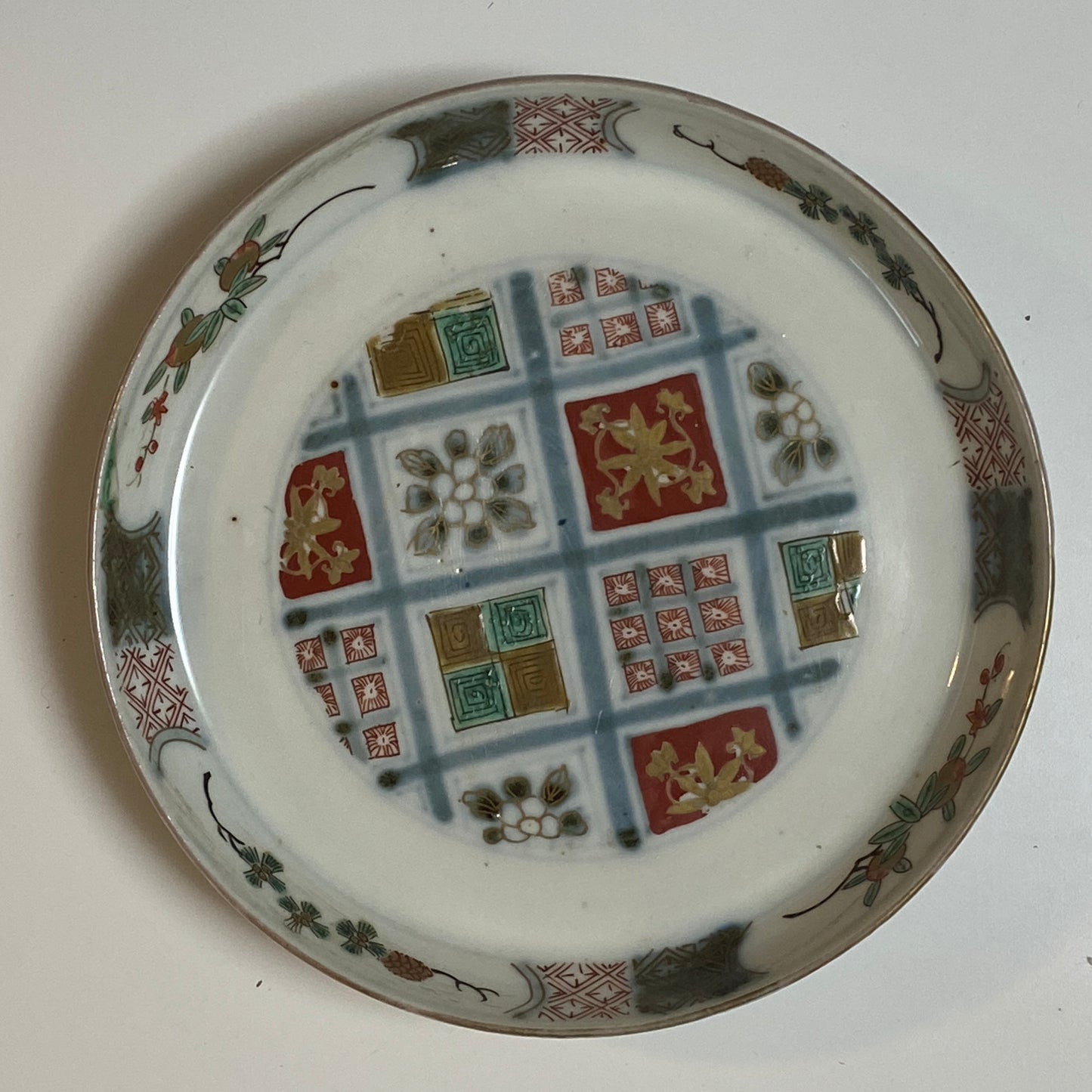 季節を縁取る淡色の絵皿