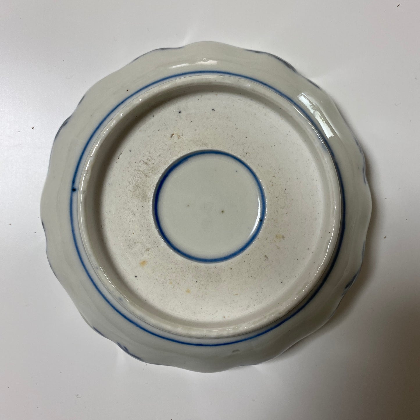 紅の唐草に花ひらく　色絵なます皿