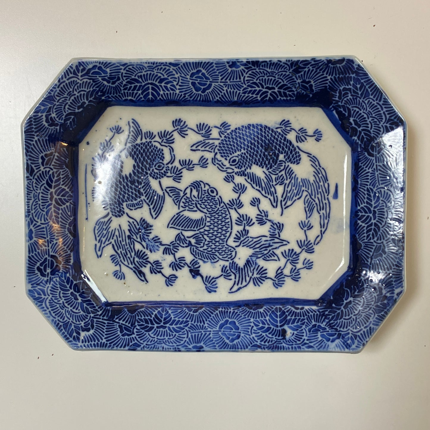 三匹の鯉踊る藍の角皿