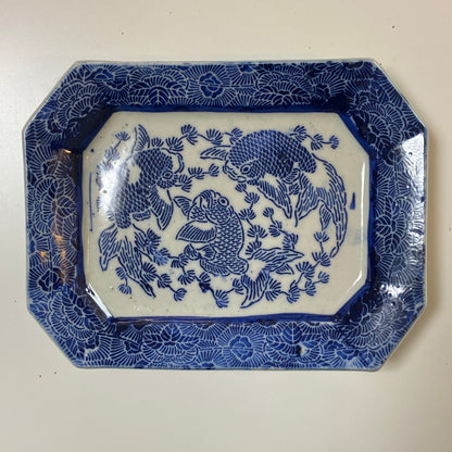 三匹の鯉踊る藍の角皿